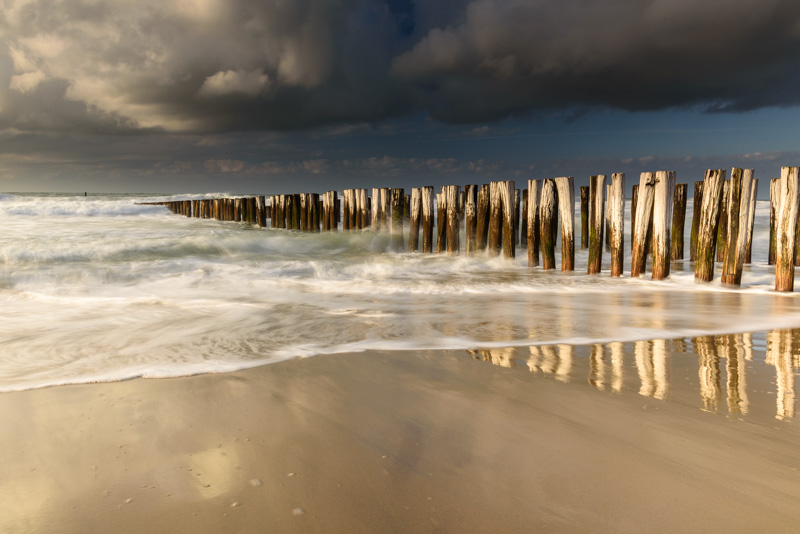 Nummer 10 - palen op het strand van Domburg.
