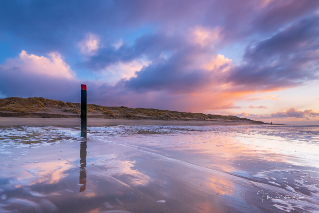 Mooie wolkenluchten op het strand