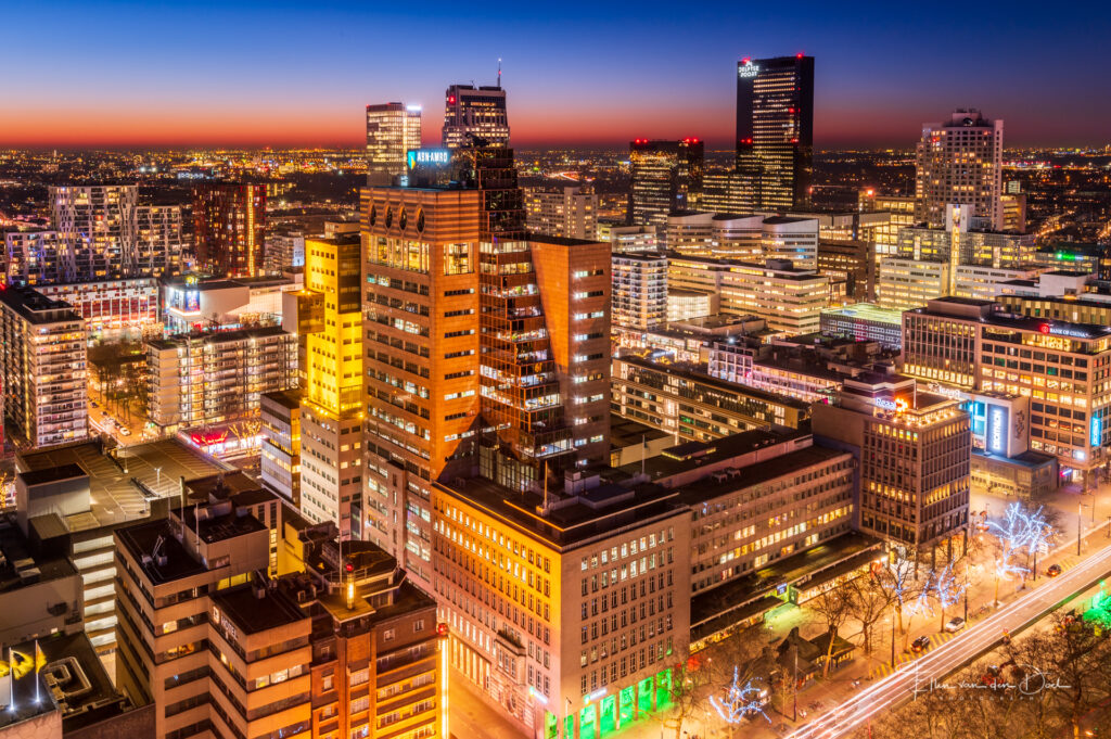 Zicht over Rotterdam tijdens het blauwe uurtje vanaf het WTC