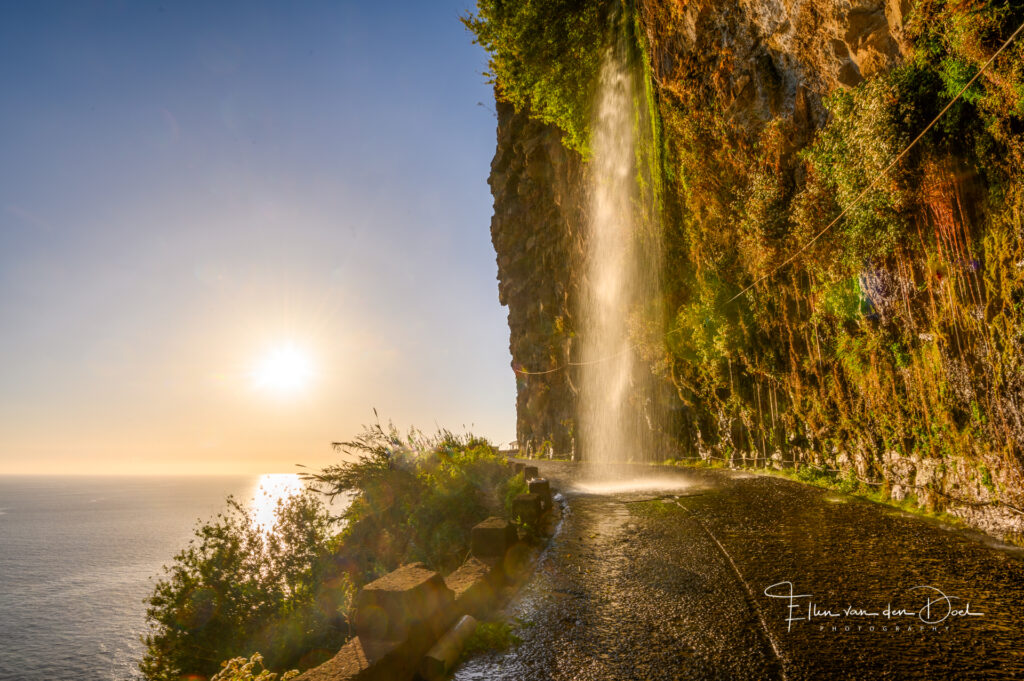 De waterval op de weg
