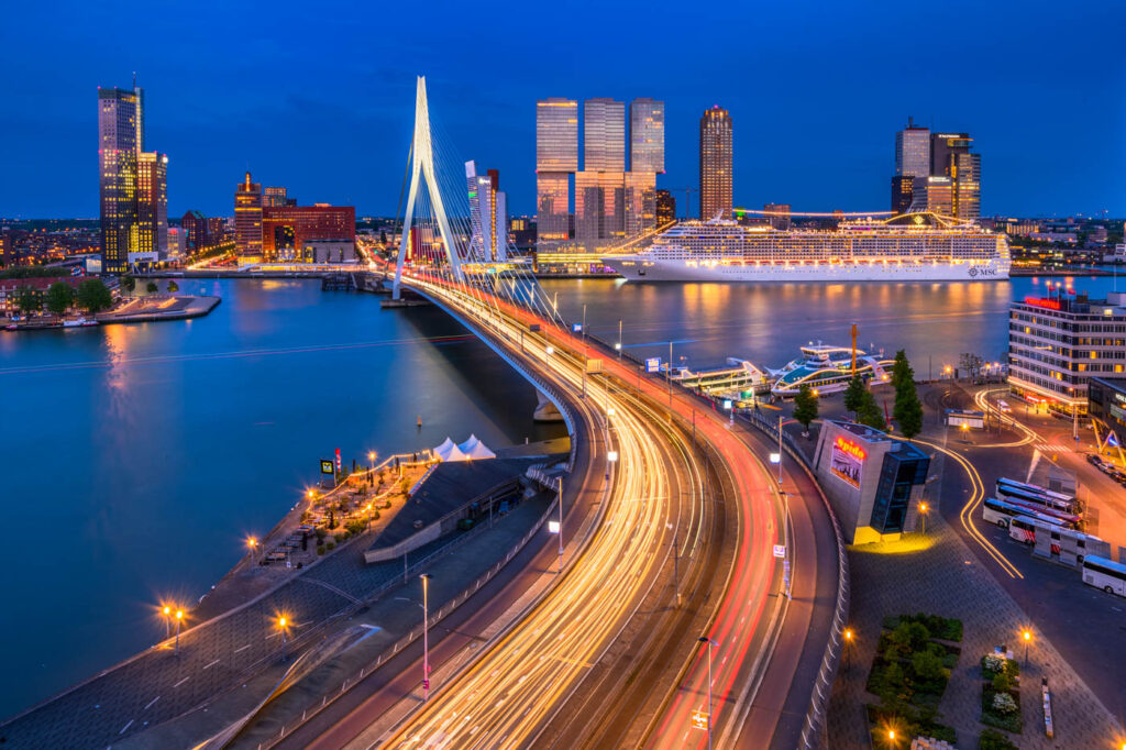 Uitzicht over Rotterdam in de avond
